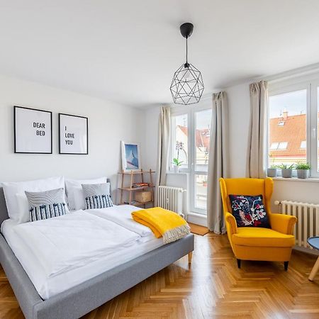 Bright Charming Apt With Terrace, Parking & Airco. Прага Экстерьер фото